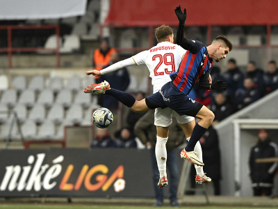 Zľava Njegoš Kupusovič (AS Trenčín) a Vladimír Majdan (FC ViOn Zlaté Moravce-Vráble) bojujú o loptu