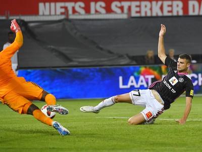 Na snímke Antonio Mance (Trenčín) a brankár Kenneth Vermeer (Feyenoord)
