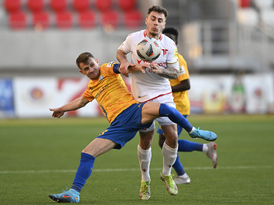 Na snímke zľava Patrik Blahút (FK Pohranie) a Adrián Slávik (AS Trenčín) bojujú o loptu