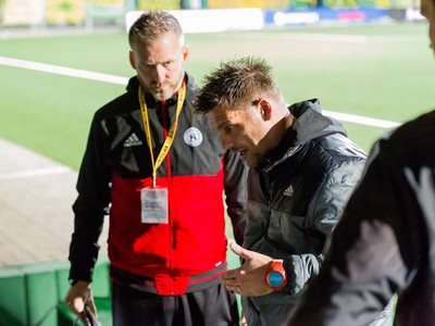 Asistent trénera AS Trenčín Vladimír Cifranič (vpravo)
