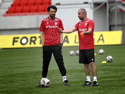 Na snímke nový tréner futbalového klubu AS Trenčín Peter Hyballa (vľavo) a jeho asistent Marián Zimen počas štartu letnej prípravy klubu