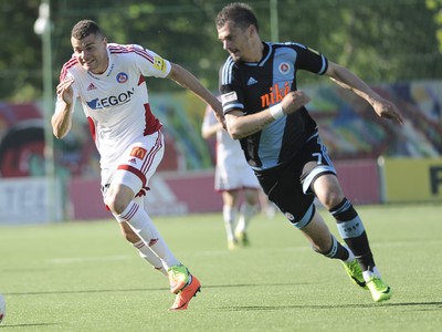 Zľava: Antonio Mance z AS Trenčín a František Kubík z ŠK Slovan Bratislava