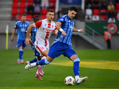 Zľava Jakub Holúbek z Trenčína a Marko Tolić zo Slovana v súboji o loptu