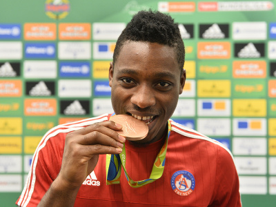 Hráč AS Trenčín Kingsley Madu pózuje s bronzovou medailou z olympijských hier v Riu