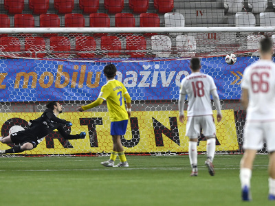 Na snímke vľavo brankár Andrij Kožuchar (MFK Zemplín Michalovce) inkasuje štvrtý gól