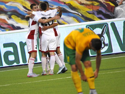 Trenčianski futbalisti oslavujú otvárací gól stretnutia proti Žiline