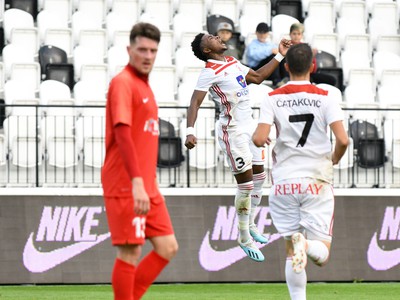 Keston Anthony Julien z AS Trenčín (uprostred) sa teší po strelenom góle