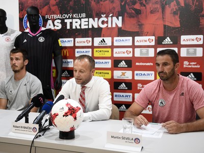 Kapitán AS Trenčín Peter Kleščík (vľavo), generálny manažér AS Trenčín Róbert Rybníček (uprostred) a tréner AS Trenčín Martin Ševela počas tlačovej konferencie klubu AS Trenčín