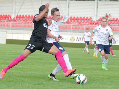 Andrejs Kirilins z FC Vion Zlaté Moravce (v strede) a Ramon Rodrigues Da Silva z AS Trenčín (vľavo) 