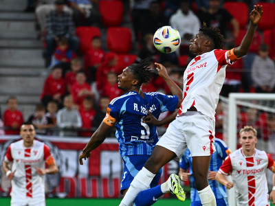 Sprava Mustapha Yakubu z Trenčína a Rash Rahim Ibrahim zo Slovana v súboji o loptu