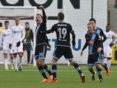 Slovanista Tamás Priskin (uprostred) so spoluhráčmi oslavuje svoj gól