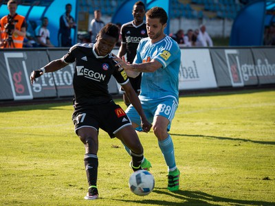 Zľava: Samuel Kalu a Vasileios Pliatsikas v súboji o loptu
