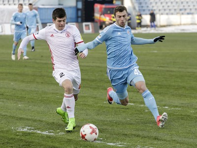 Zľava Lukáš Skovajsa (Trenčín) a Aleksandar Čavrič (Slovan) v súboji o loptu