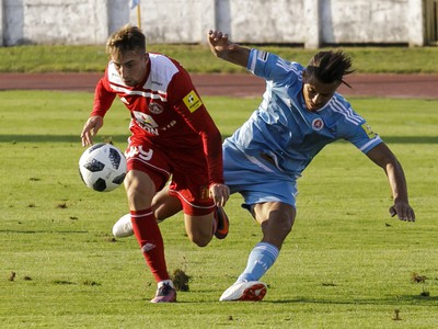 Na snímke sprava Moha (ŠK Slovan) a Milan Kvocera  (AS Trenčín) v súboji o loptu
