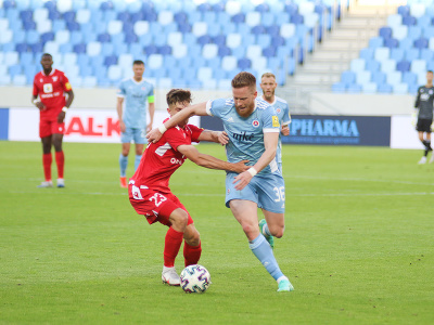 Zľava v popredí: Adam Gaži z AS Trenčín a Lucas Lovat z ŠK Slovan Bratislava 
