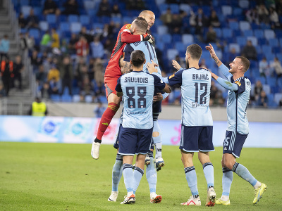 Na snímke radosť hráčov Slovana po strelení druhého gólu