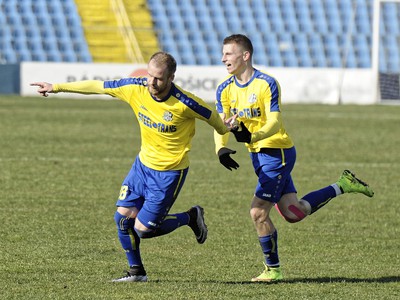Zľava: Lukáš Janič a Boris Gáll z Košíc sa tešia z gólu 