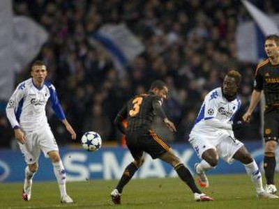 Ashley Cole v obkľúčení hráčov Kodane