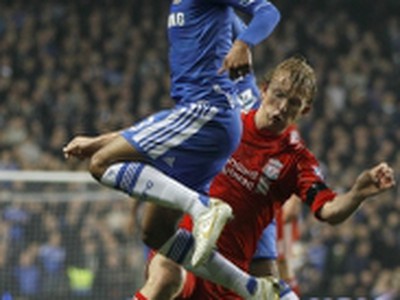 Ashley Cole a Dirk Kuyt 