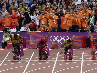 Usain Bolt a ďalší finalisti tesne po štarte (v pozadí vidno hodenú fľašu)