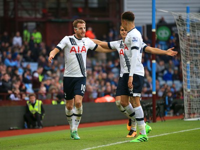 Harry Kane, Dele Alli a Erik Lamela oslavujú gól Tottenhamu