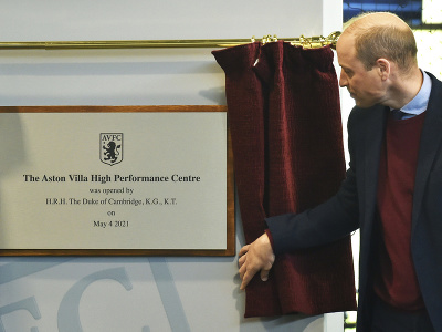 Britský princ William počas stretnutia s futbalistami Aston Villy v rámci otvorenia nového tréningového centra futbalového klubu Aston Villa