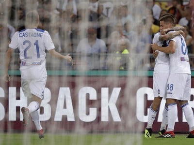 Emiliano Rigoni oslavuje gól so spoluhráčmi