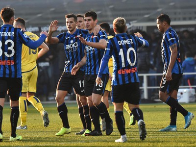 Na snímke tretí sprava hráč Atalanty Ruslan Malinovskij oslavuje gól v zápase 15. kola talianskej futbalovej Serie A Atalanta Bergamo - Hellas Verona