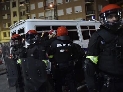 Počas výtržností v Bilbau zomrel policajt