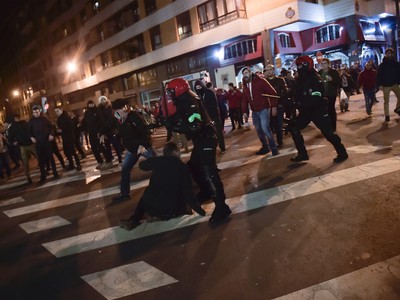 Počas výtržností v Bilbau zomrel policajt