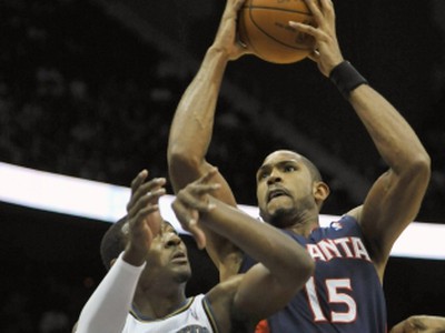 Al Horford v súboji s Johnom Wallom
