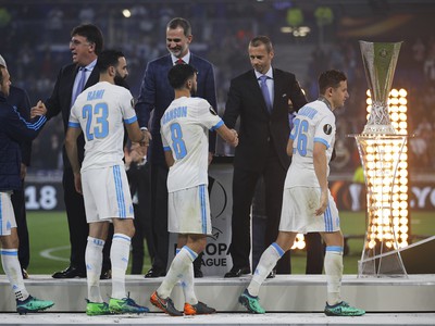 Hráči Marseille sa zdravia so španielskym kráľom Filipom VI. po prehre vo finálovom zápase Európskej ligy