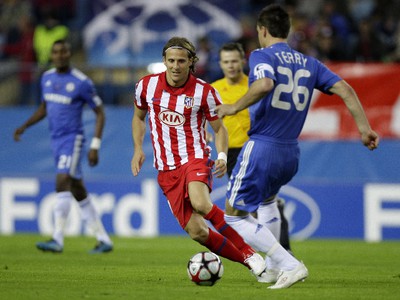 Diego Forlan v súboji s Johnom Terrym
