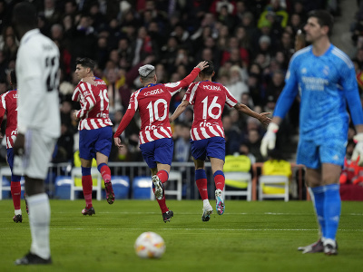 Na snímke hráči Atletica oslavujú po tom, ako ich spoluhráč Alvaro Morata strelil úvodný gól