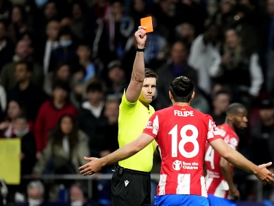 Na snímke vpravo hráč Atlética Madrid Felipe inkasuje červenú kartu