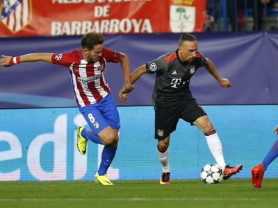 Franck Ribéry a Saúl Níguez v súboji o loptu