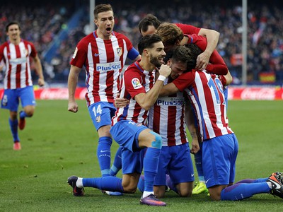 Saúl so spoluhráčmi oslavuje víťazný gól Atlética