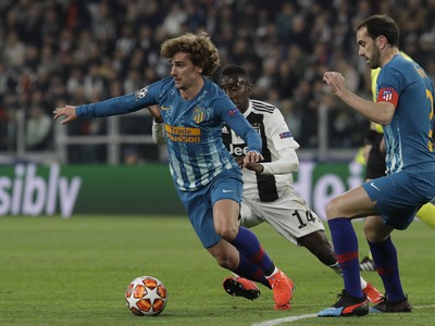 Hráč Juventusu Blaise Matuidi (v strede) sa snaží zastaviť hráča Atlética Antoina Griezmanna