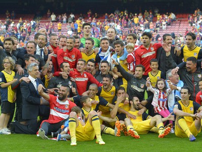 Radostné chvíle hráčov Atlética. V sezóne 2013/14 predčili aj Barcelonu či Real Madrid.