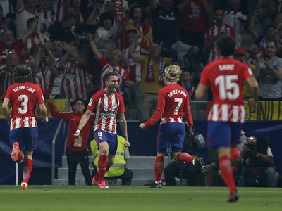 Saúl Ñíguez so spoluhráčmi oslavuje vedúci gól Atlética