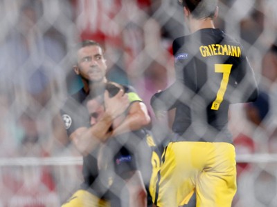 Saúl Níguez so spoluhráčmi oslavuje gól Atlética