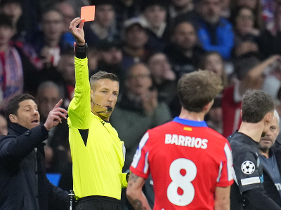 Davide Massa udeľuje červenú kartu Pablovi Barriosovi