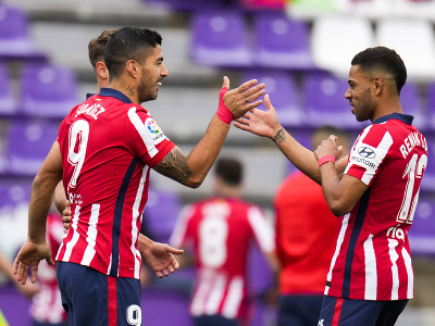 Luis Suárez oslavuje gól so spoluhráčmi