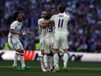 Pepe so spoluhráčmi oslavuje vedúci gól Realu