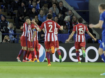 Hráč Atlético Madrid Saul Niguez (vľavo) oslavuje so spoluhráčmi úvodný gól 