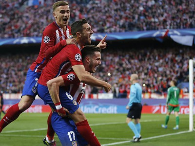 Saúl Níguez so spoluhráčmi oslavuje vedúci gól Atlética