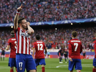 Saúl Níguez oslavuje so spoluhráčmi vedúci gól Atlética 