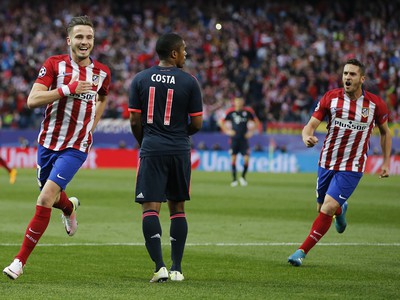 Saúl Níguez oslavuje so spoluhráčmi vedúci gól Atlética 