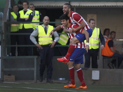 Diego Costa a Mario Suárez oslavujú gól Atlética