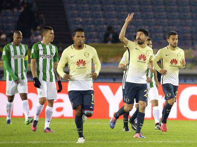 Oribe Peralta (Club América) sa teší z gólu